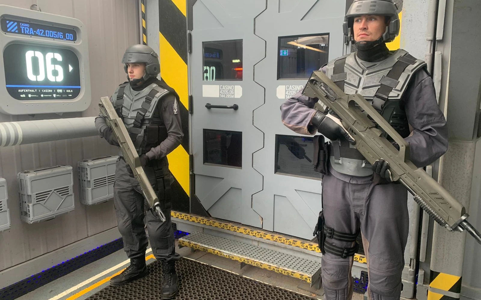 Trooper sichern eine futuristische Anlage